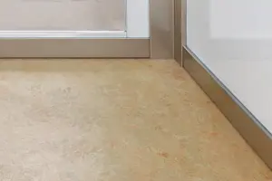 VENERE-CABINA-ASCENSORE-dettaglio pavimento linoloeum