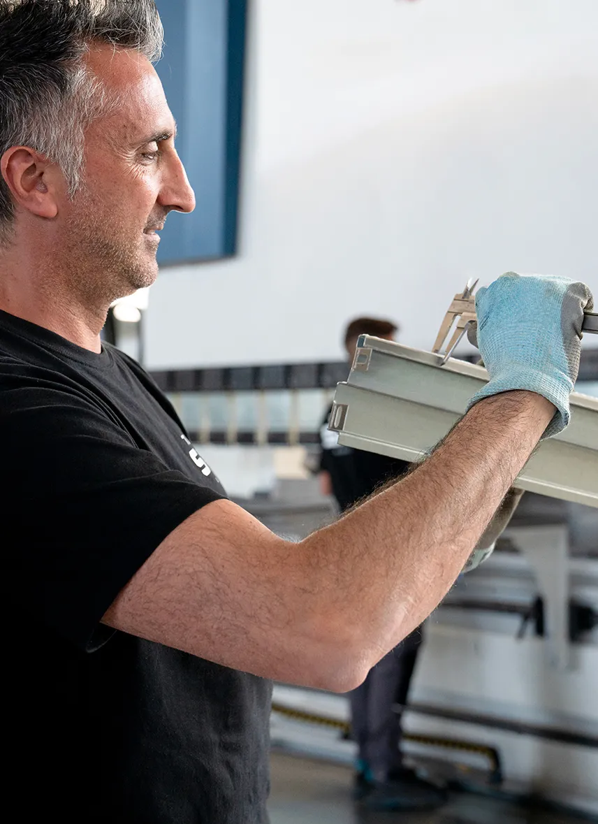 Dipendente che effettua controllo qualità | TEKNO SMS