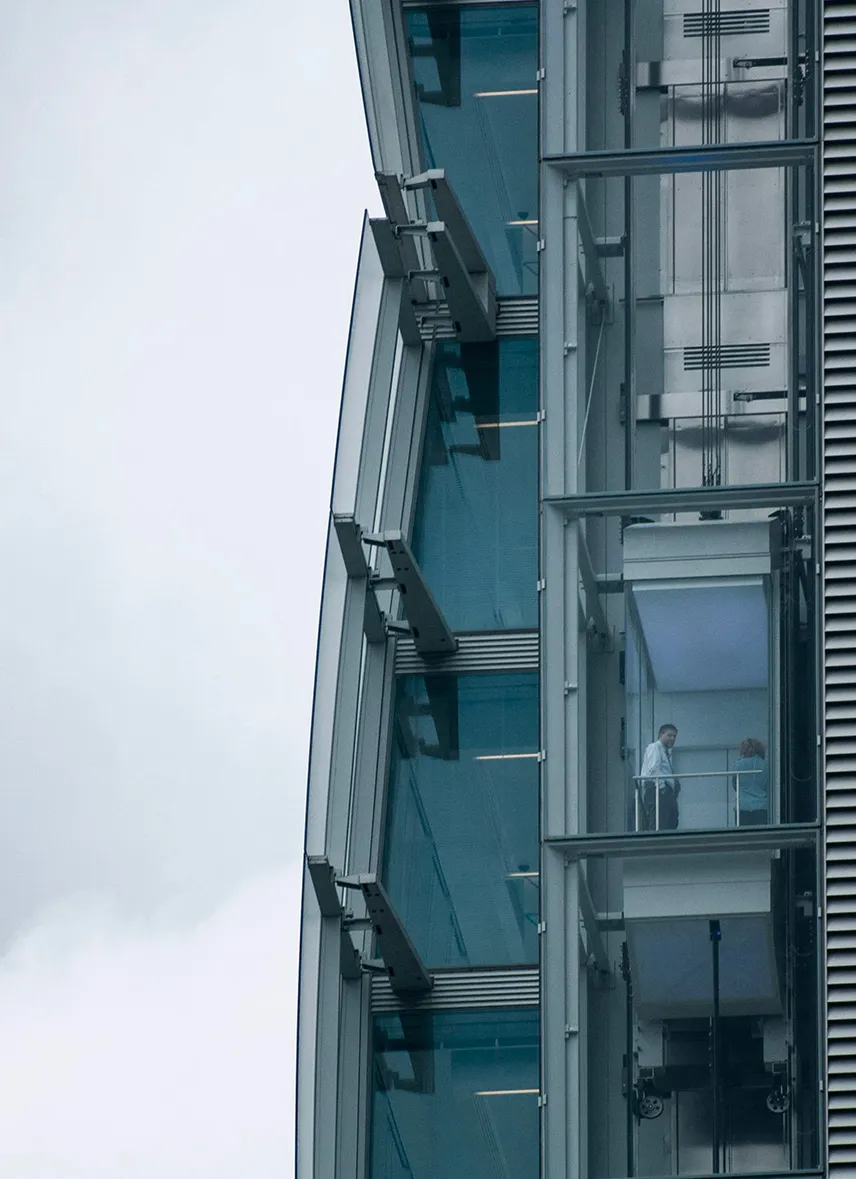 edificio-con-ascensore-panoramico-tekno-sms