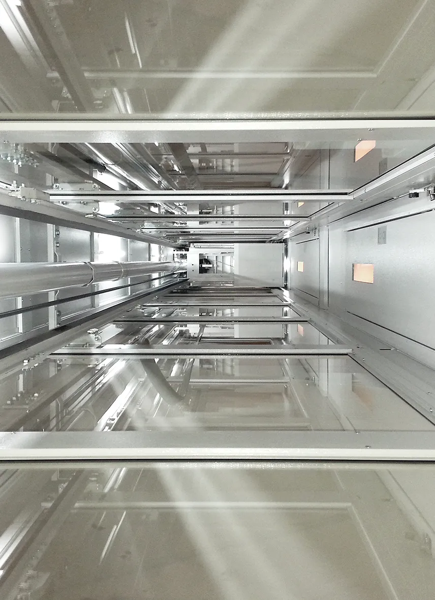 interno-ascensore-stretto-lungo-tekno