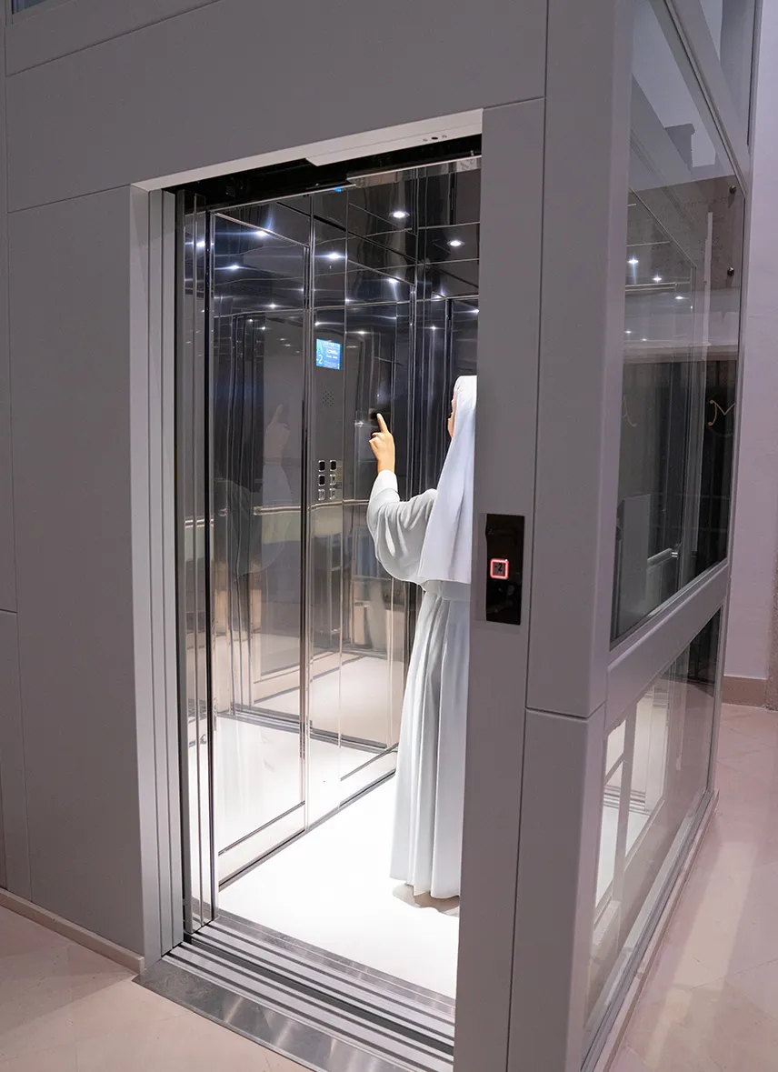 suora-in-ascensore-tekno-sms