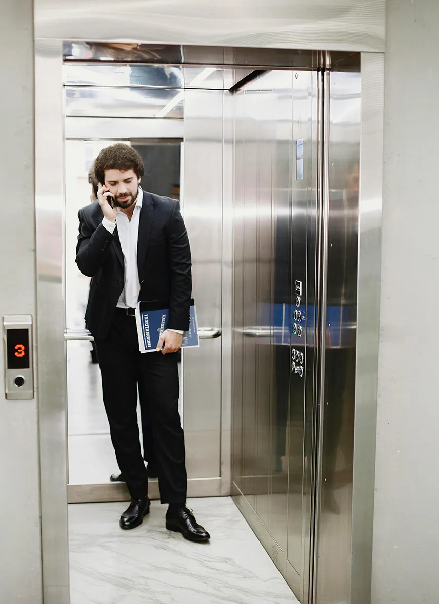 uomo-ascensore-tekno-sms