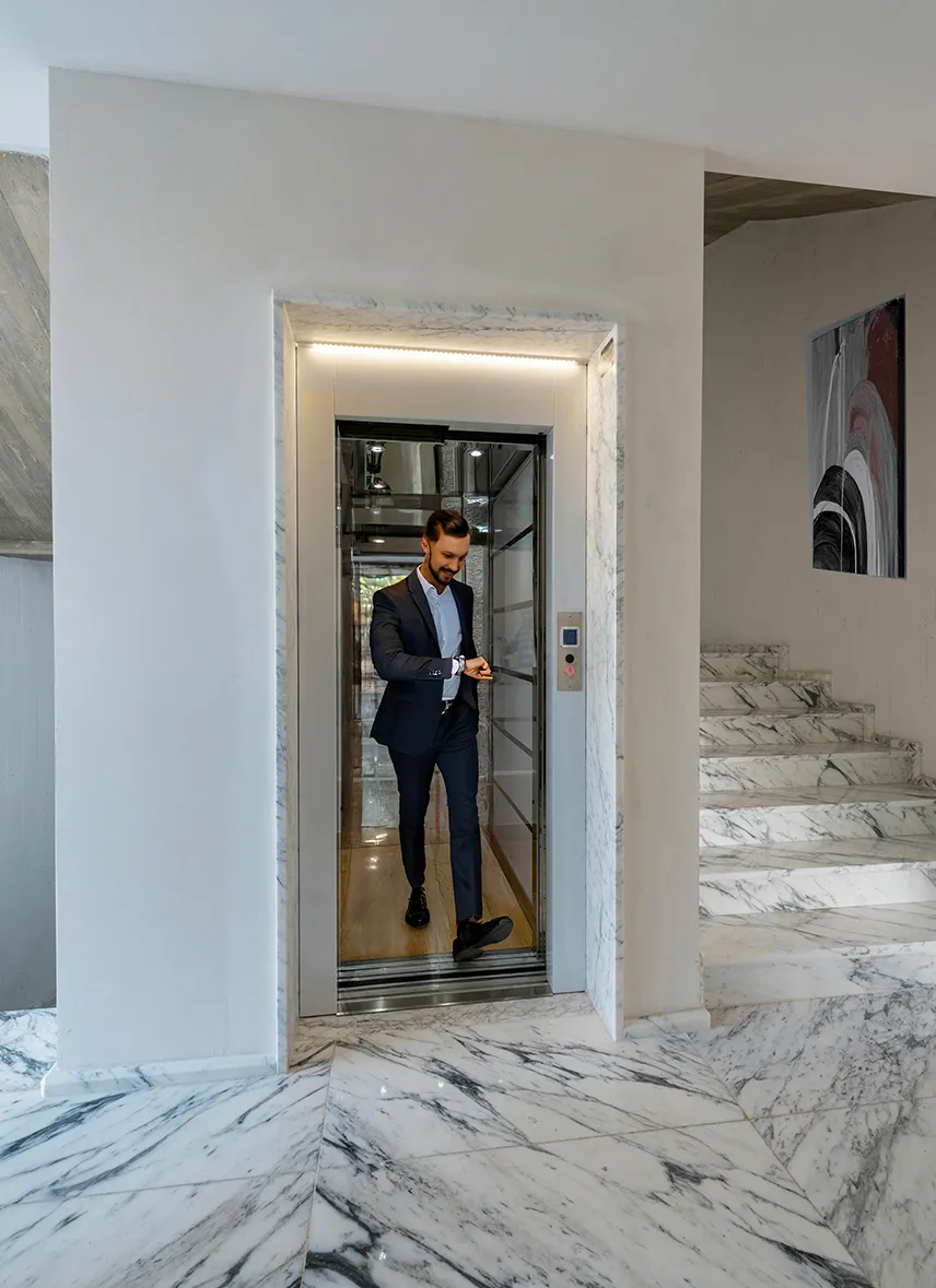 uomo-che-esce-da-ascensore-tekno-sms