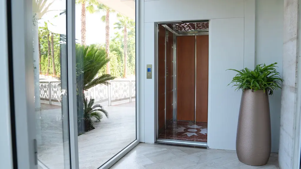 Ascensore esterno con sbarco interno