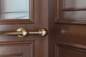 ADHARA-CABINA ASCENSORE IN LEGNO-dettaglio corrimano