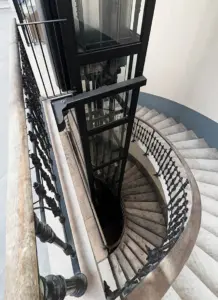 dettaglio cantilever dell'incastellatura per ascensore