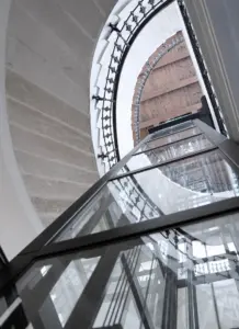 vista dal basso dell'incastellatura nel vano scala di un palazzo storico