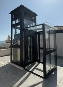 testata libera sul terrazzo e bussola protettiva di un'incastellatura per ascensore