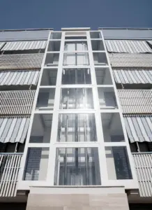 Castelletto panoramico esterno per condominio con sbarco diretto sui balconi e protezioni dalle intemperie