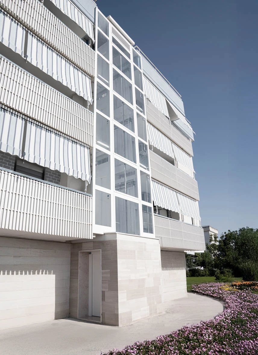 Struttura esterna con ascensore integrato e sbarco sui balconi del condominio