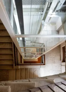 ascensore in edificio di pietra