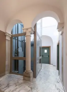 ascensore in corte interna di un palazzo antico