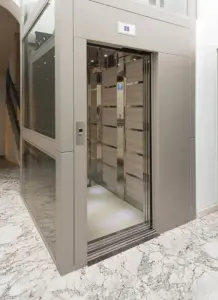 cabina ascensore con modanature e pareti effetto legno