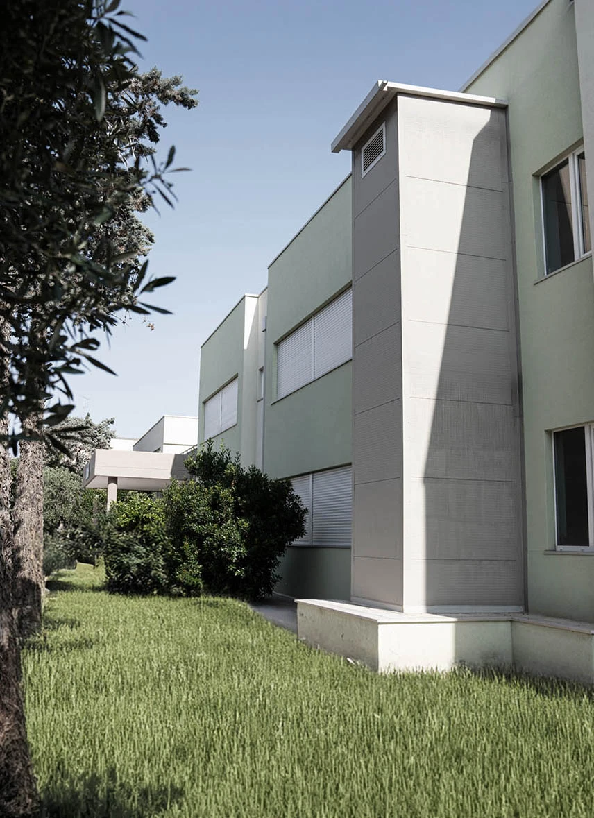 giardino di una scuola con castelletto coibentato per piattaforma elevatrice