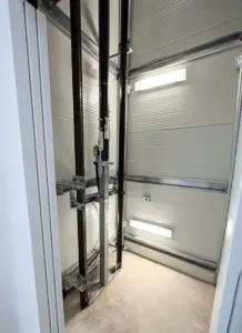 interno vano di una struttura esterna coibentata per piattaforma elevatrice