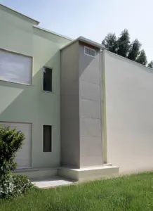 castelletto per piattaforma elevatrice adiacente ad edificio scolastico con sbarchi interni