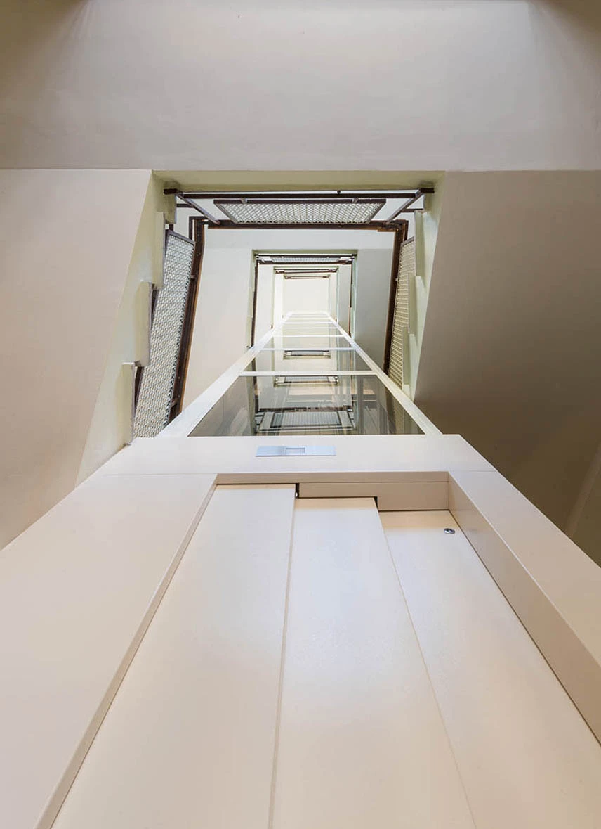 ascensore compatto in vano scala di un condominio