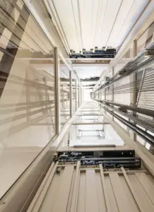 interno incastellatura con dettagli operatori e porte automatiche