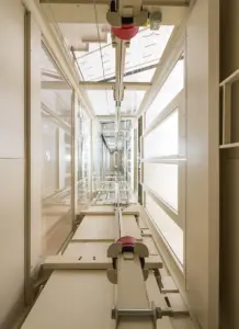 interno vano in metallo di un ascensore elettrico mrl