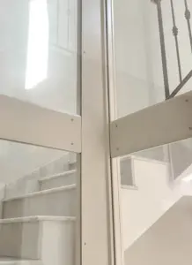nodo interno tra montanti e traverse di una struttura con filo liscio interno
