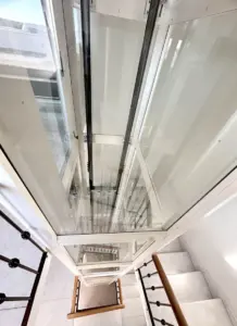 vano scala con homelift in palazzina privata