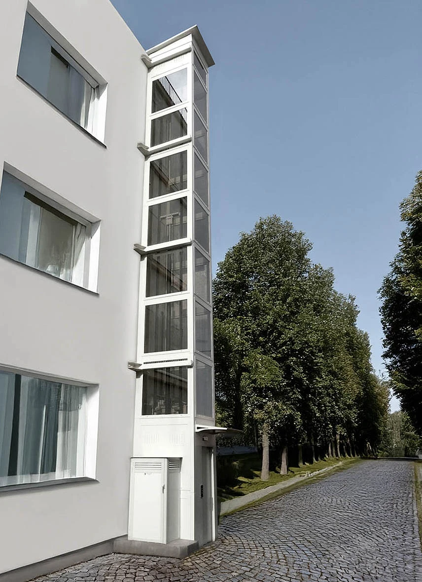 piattaforma elevatrice in castelletto panoramico esterno adiacente ad un palazzo con ingresso esterno e sbarco interno