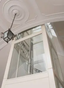 dettaglio arco di un palazzo storico pugliese con ascensore panoramico