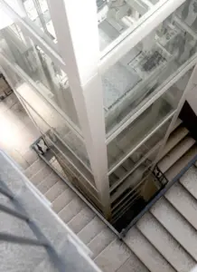 incastellatura metallica panoramica per ascensore in edificio storico