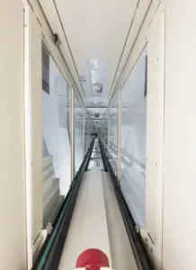 interno vano in metallo di un ascensore molto piccolo
