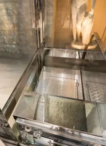 dettaglio botola di una cabina per ascensore