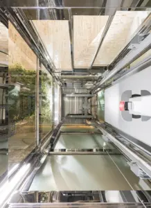 interno vano di un castelletto per ascensore in acciaio inox lucido