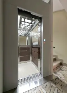 cabina di un ascensore a pianta trapezoidale con modanature e controtetto personalizzati