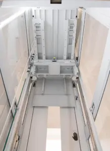 dettaglio arcata di un ascensore a ponte inserito in un incastellatura panoramica